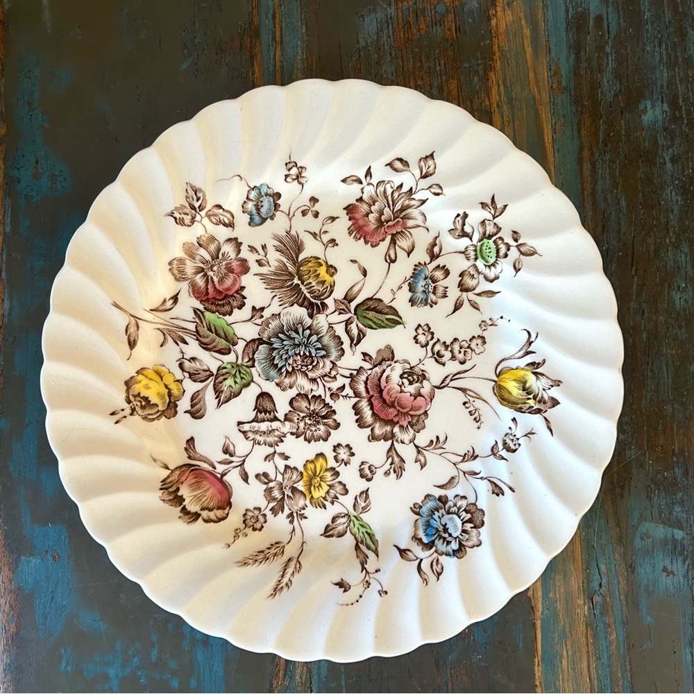 Lot of 4 Johnson Brothers Staffordshire Bouquet 8" Bread Plates - Picture 7 of 9